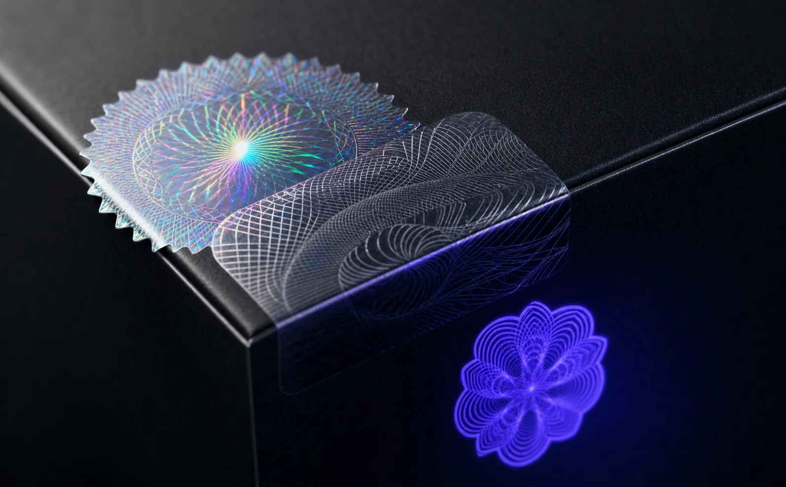 Una macrofotografia ravvicinata di un packaging di lusso con elementi di autenticazione di sicurezza sovrapposti: un sigillo olografico con diffrazione della luce arcobaleno, un’etichetta adesiva antimanomissione con intricati motivi guilloché e un dettaglio in inchiostro reattivo ai raggi UV che brilla sotto la luce ultravioletta, disposti su una superficie di packaging nero opaco di pregio, illuminazione da studio, fotorealistica, molto dettagliata